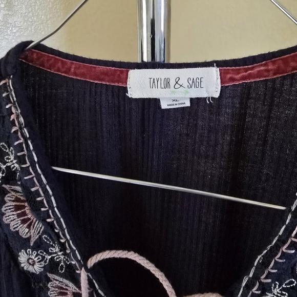 Taylor & Sage BoHo Navy Blue Pullover Blouse - Picture 3 of 3